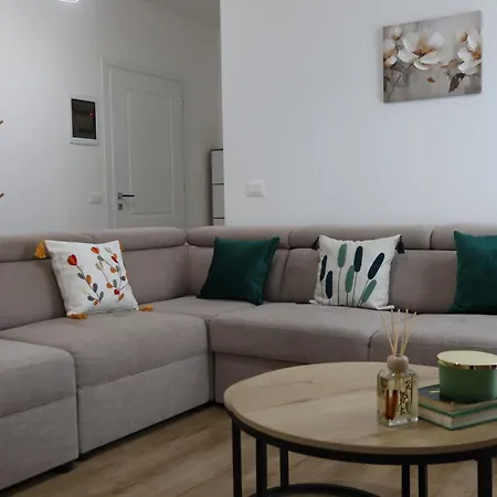 Spacious With Balcony And Appartement Tirana